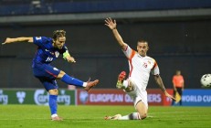 爱游戏娱乐-包含关键战役！欧预赛大热对阵劲旅的词条