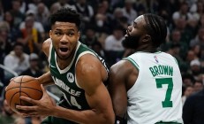 爱游戏投注-火箭不敌凯尔特人，保罗再献20+9