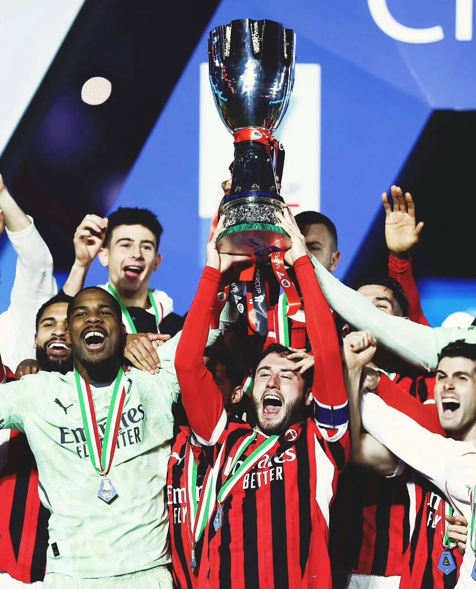 包含AC米兰新赛季防线再添力量，签下两位经验丰富的后卫的词条