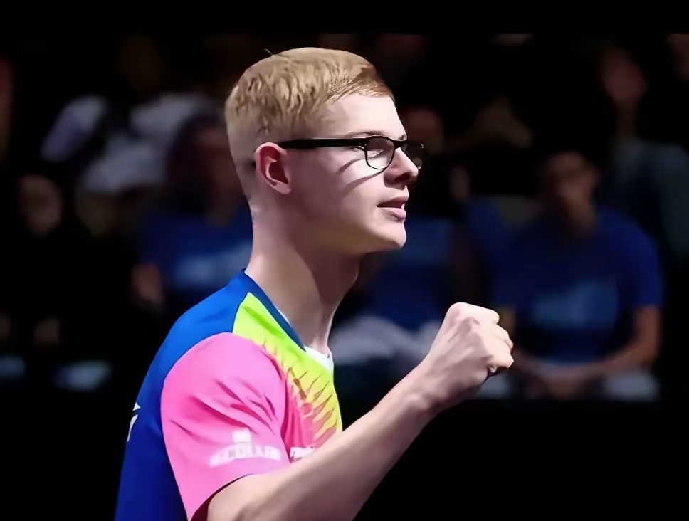 包含千钧一发！选手险胜晋级决赛的词条