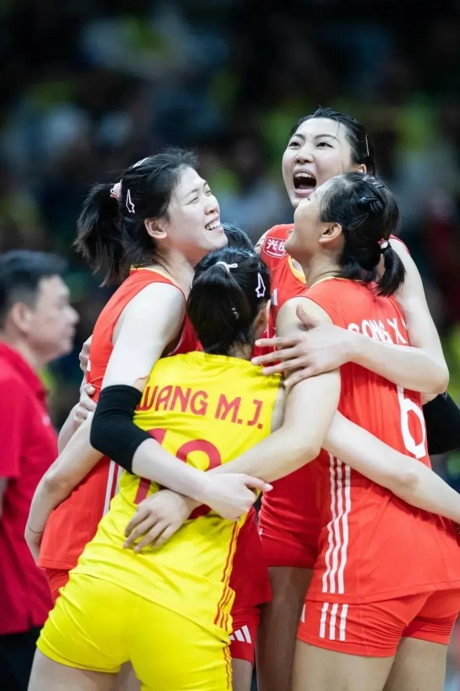 北美球员在排球比赛中取得胜利，成为焦点