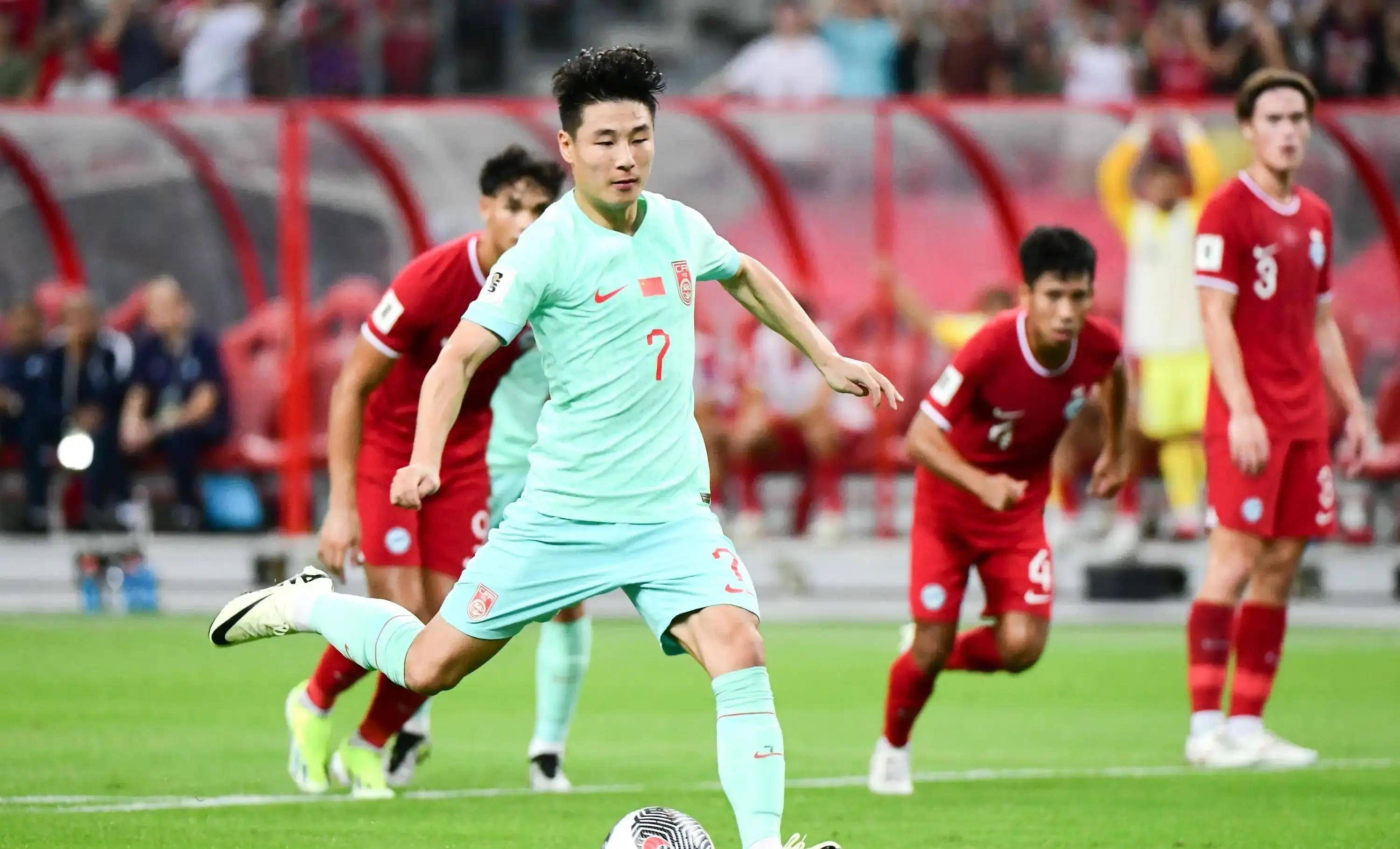 国际足球比赛中中国队员尽显风采成为焦点的简单介绍