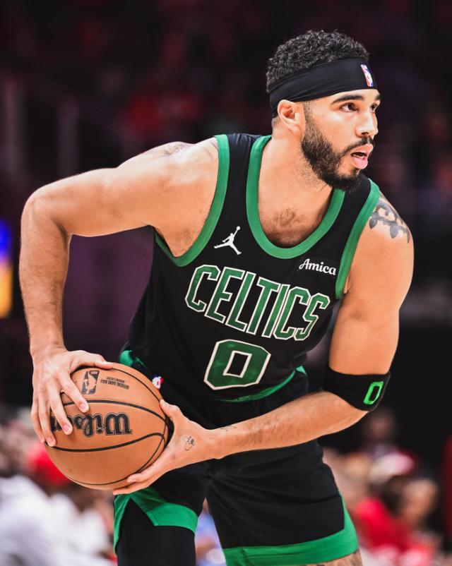 老鹰击败凯尔特人，特雷-杨砍下30分的简单介绍