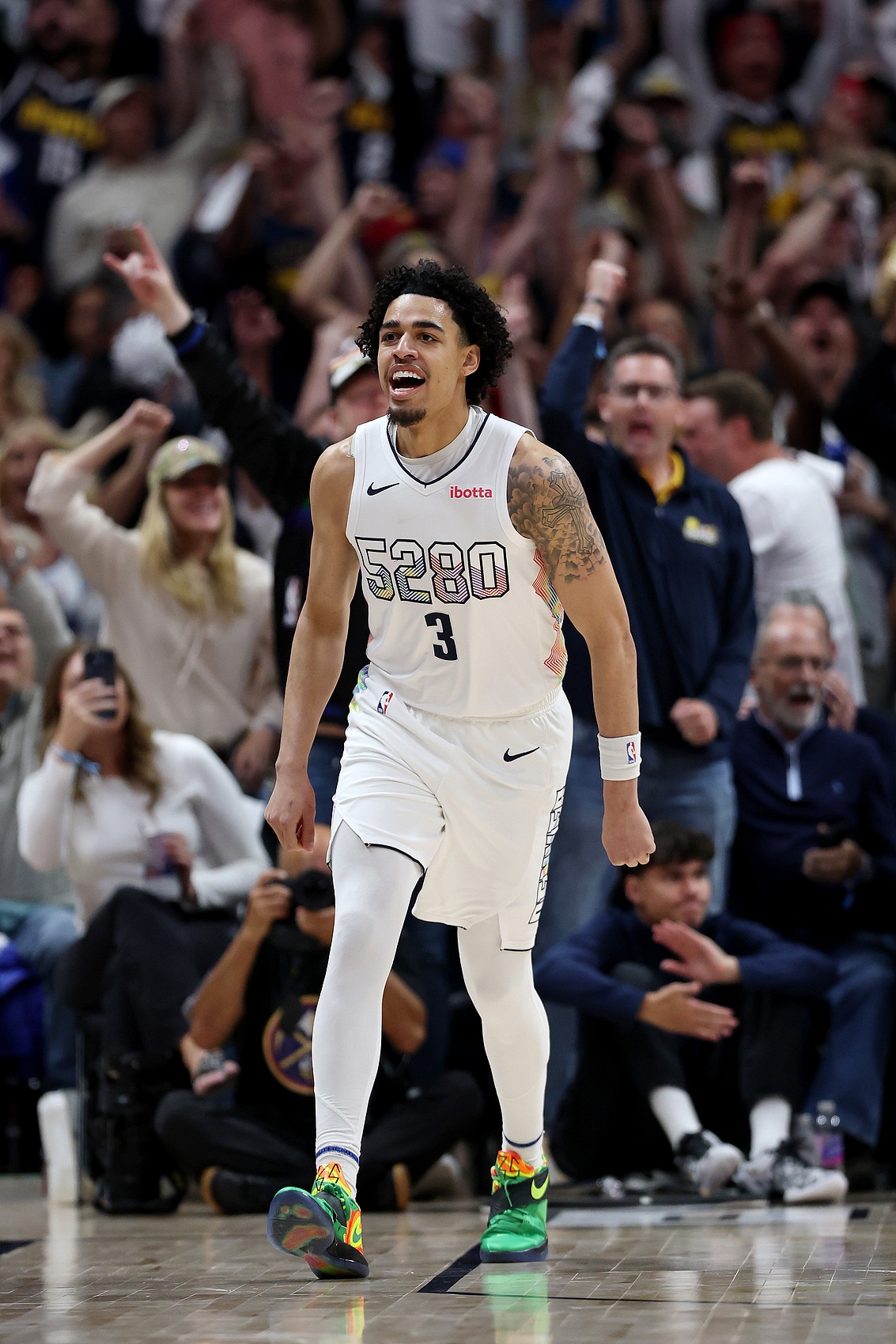 掘金大胜雷霆，约基奇状态火爆