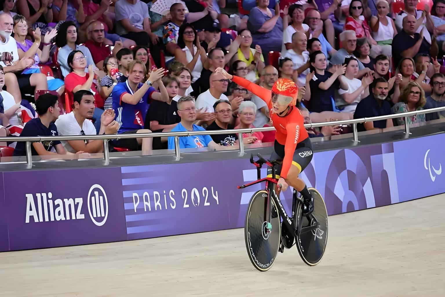 比利时选手在自行车比赛中斩获奖杯