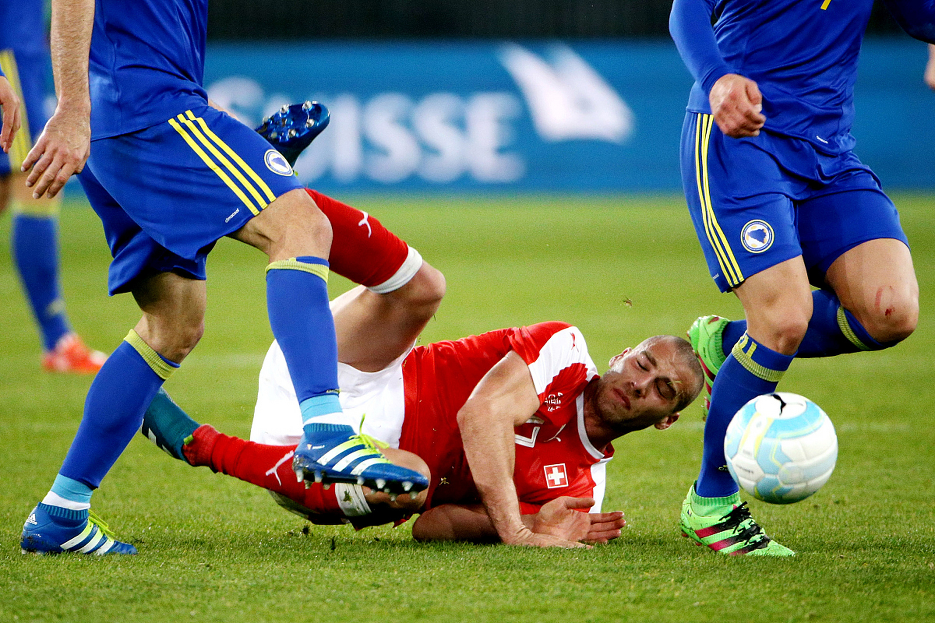 包含欧洲杯预选赛战况激烈，球队积极备战决战的词条