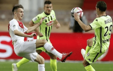 昂热队在联赛中稳定发挥，获得好成绩的简单介绍