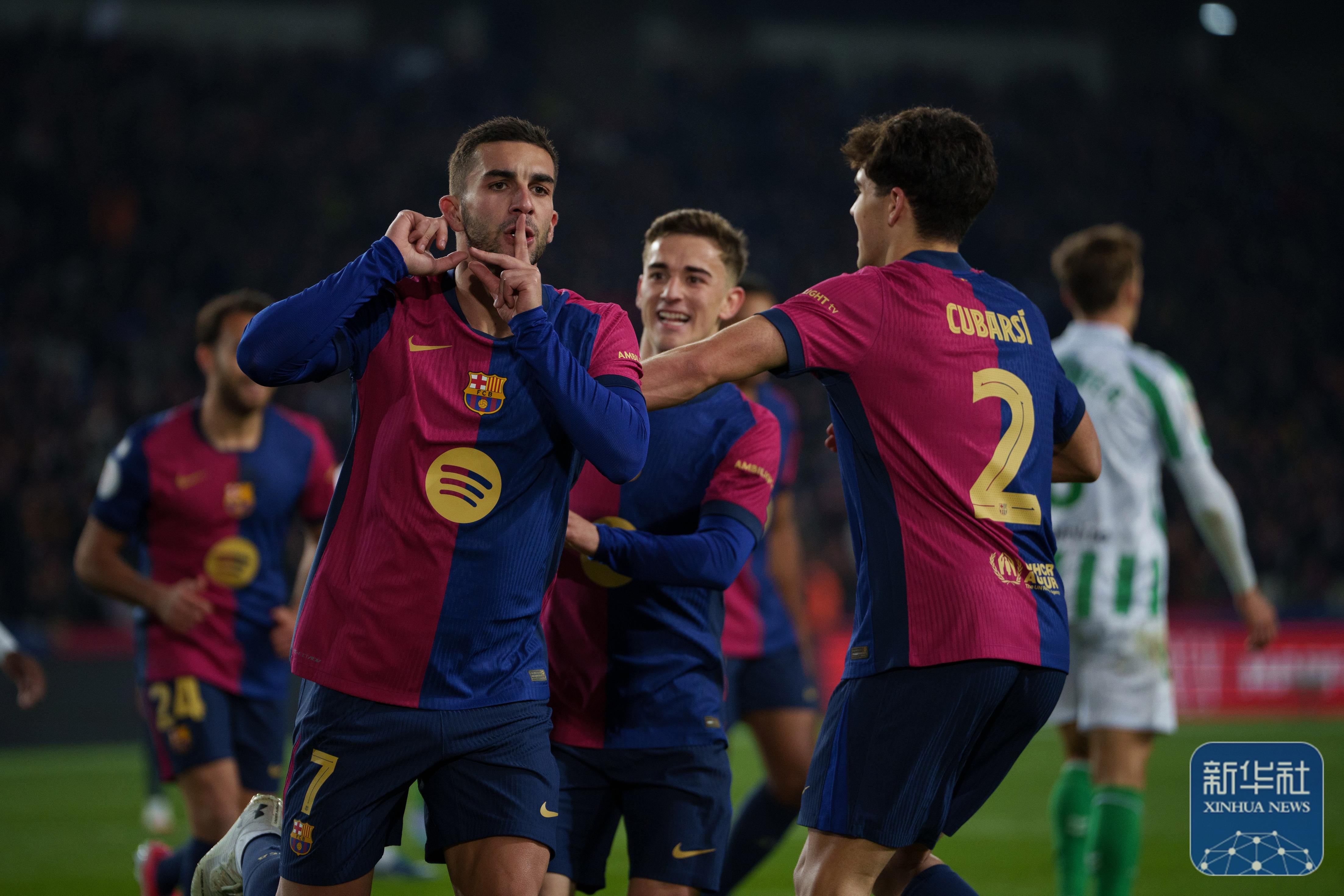 包含西班牙队成功晋级，球迷们高兴不已的词条