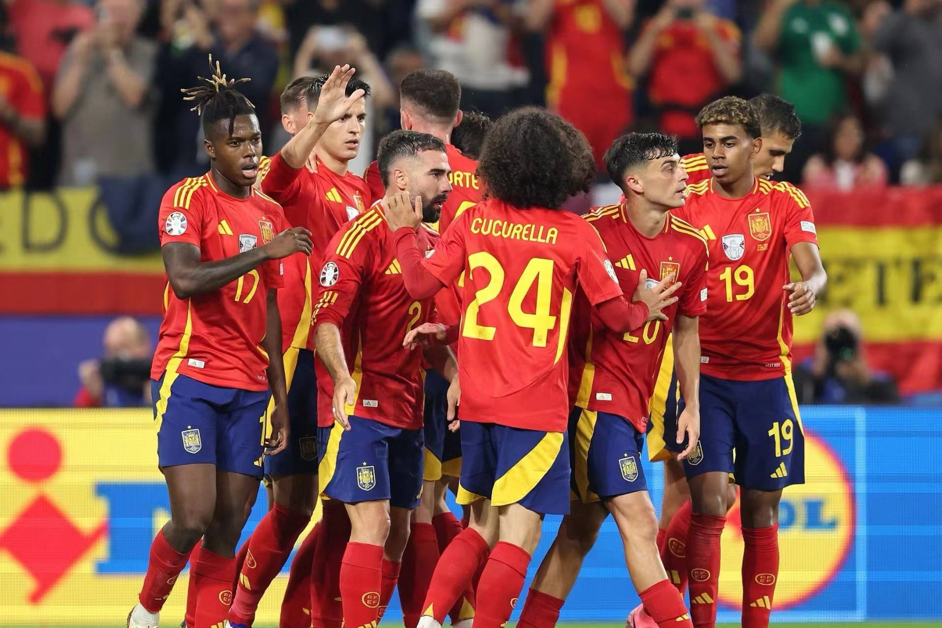 包含西班牙队成功晋级，球迷们高兴不已的词条